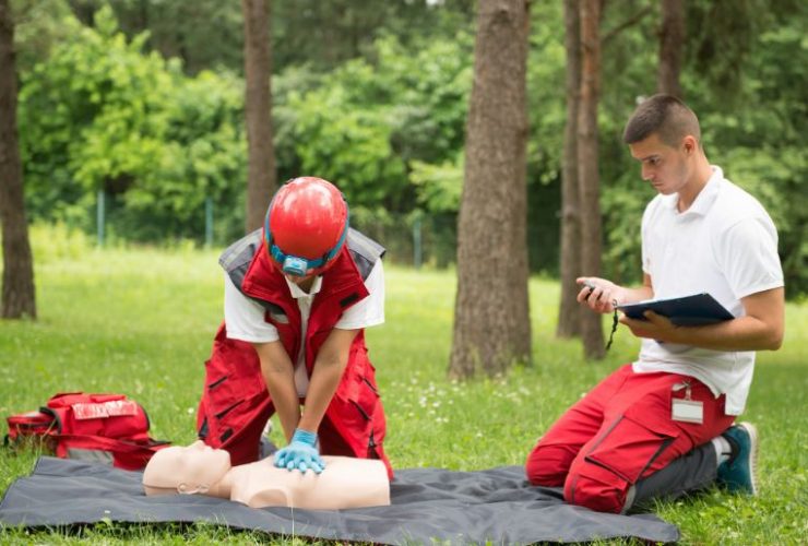 Un trabajador participa en un curso práctico de primeros auxilios