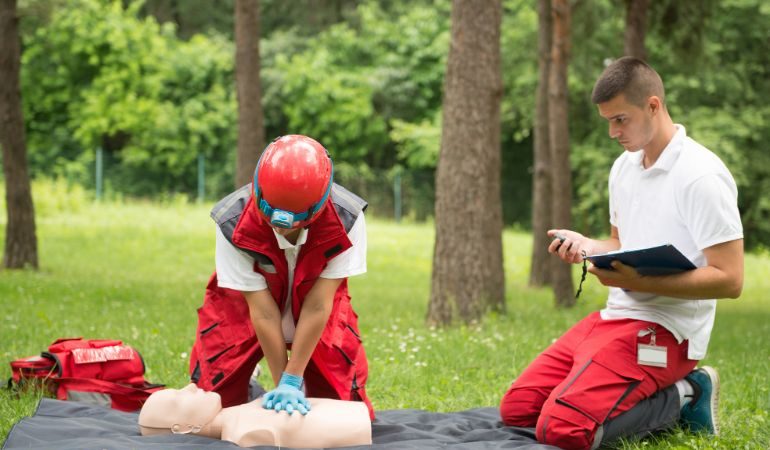 Un trabajador participa en un curso práctico de primeros auxilios