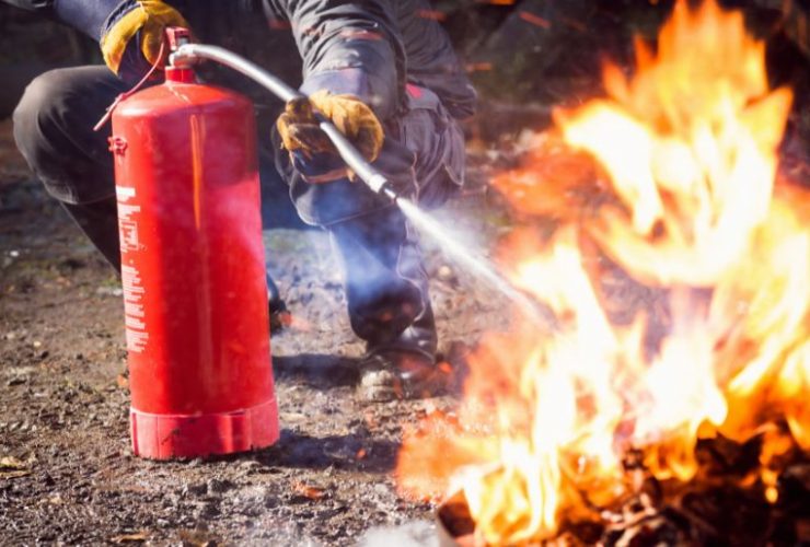 Un trabajador tomando medidas para sofocar un incendio