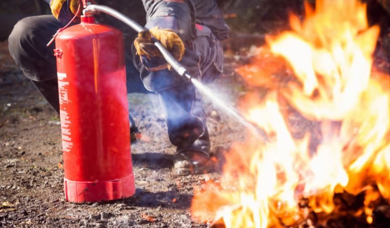 Un trabajador tomando medidas para sofocar un incendio