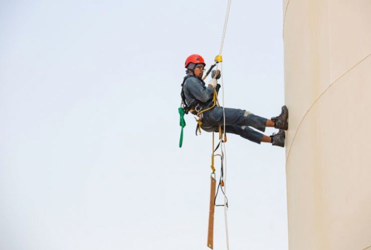 Un hombre trabajando en alturas.