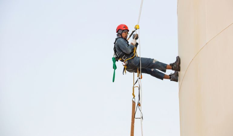 Un hombre trabajando en alturas.